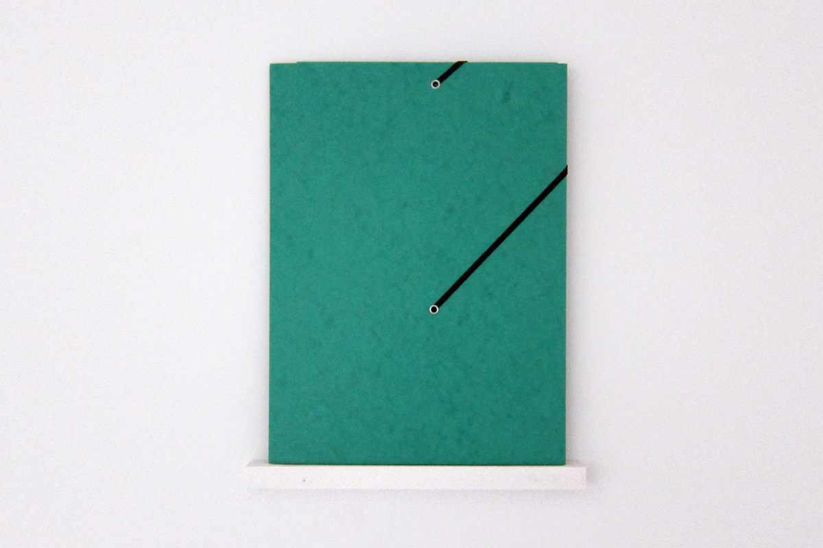 Elsa Werth, ‘Victory Eraser V’modif, 2013, pochettes cartonnees, elastiques, rivets metalliques, bois peint, 24x34x2cm